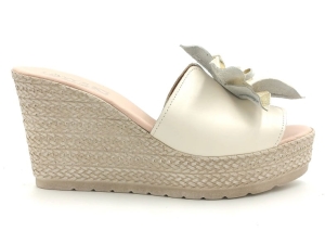 Skórzane klapki Marisa na koturnie 3677 beż lico