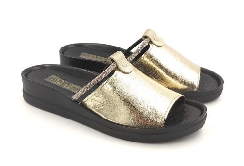 Klapki na platformie z ozdobnymzłotym paskiem (1).jpg